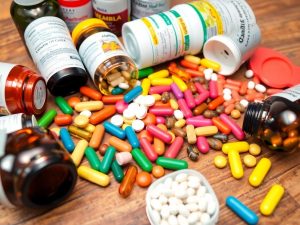 Asortiment de suplimente alimentare diverse pe o masă.