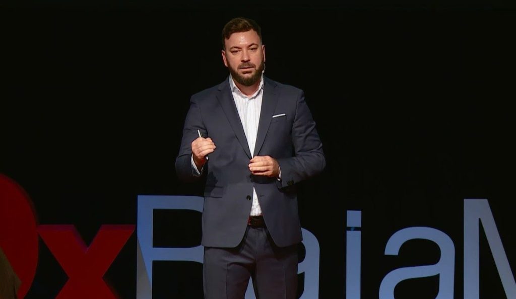 Dr. Iulian Călin la TEDx Baia Mare, despre presiunea de a decide între viață și moarte, în sala de angiograf